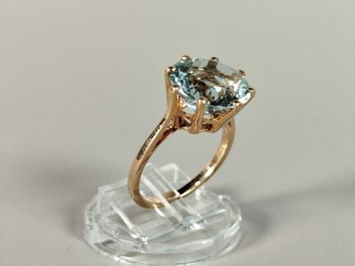 une image d'une bague avec une pierre en topaze bleue