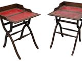 paire de plateaux pliants anciens en bois, peints en rouge
