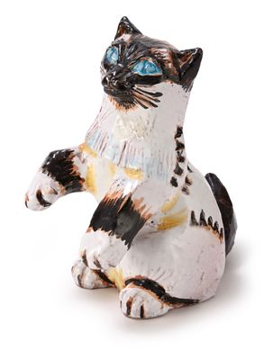 une figurine représentant un chat assis sur ses pattes arrière
