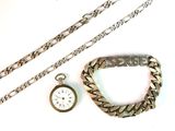 une montre, un bracelet et une chaîne posés sur une surface blanche