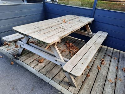 une table de pique-nique sur la terrasse d'une maison