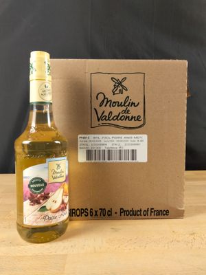 une bouteille d'huile d'olive posée à côté d'une boîte sur une table