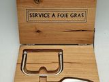 une boîte en bois contenant un couteau et une fourchette