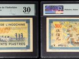 Trois types de monnaies différents sont exposés dans une vitrine