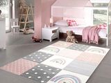 une photo d'une chambre d'enfant aux murs et au sol roses