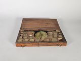 une vieille boîte en bois contenant un trousseau de clés
