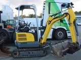 une pelleteuse jaune et noire garée sur un parking