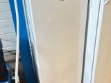un réfrigérateur blanc et un réfrigérateur congélateur blanc dans une pièce