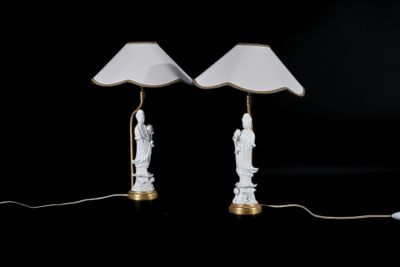une paire de lampes de table blanches et dorées sur fond noir
