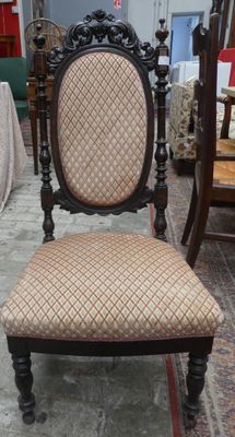une chaise qui se trouve au milieu d'une pièce