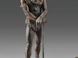 trois figurines en bronze d'un homme et d'une femme
