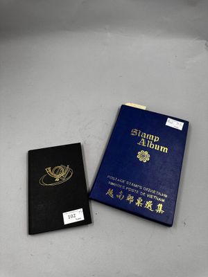 un passeport et un livre posés sur une table