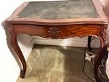 une petite table avec un plateau en marbre dans une pièce