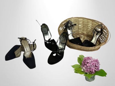 deux paires de chaussures noires et un panier rempli de fleurs