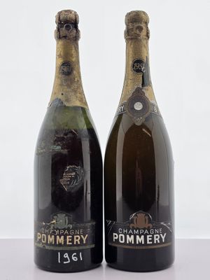 deux bouteilles de champagne posées l'une à côté de l'autre sur une table