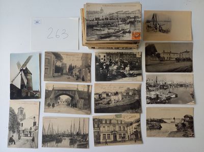 de nombreuses vieilles photos d'un moulin à vent et de bâtiments accrochées au mur