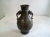 un vase posé sur une surface blanche