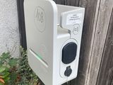 un appareil électronique blanc fixé sur le côté d'une clôture en bois