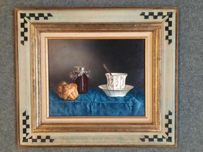 une photo d'un tableau représentant une tasse de thé et un croissant posés sur une nappe bleue