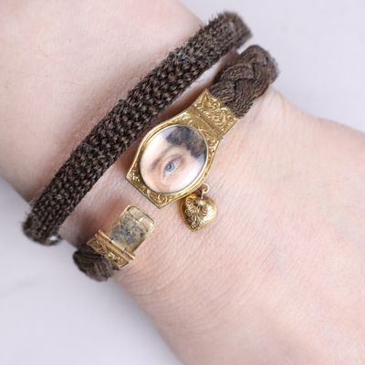 une image représentant le visage d'une femme sur un bracelet