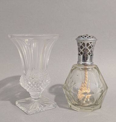 deux vases en verre posés l'un à côté de l'autre sur une table
