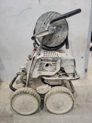 une petite machine posée sur le sol