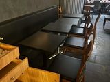 Il y a beaucoup de tables et de chaises vides dans ce restaurant.