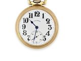 une image d'une montre de poche en or avec des chiffres romains sur le cadran