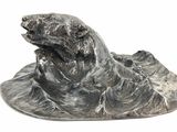 statue d'un ours posé sur un rocher, sur fond blanc
