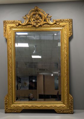 l'image d'un miroir encadré d'or posé sur une table
