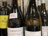 plusieurs bouteilles de vin sont alignées sur un comptoir
