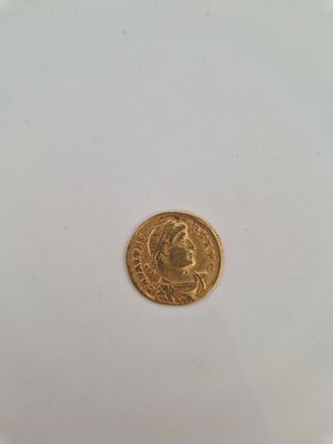 une pièce d'or avec l'image d'une femme dessus