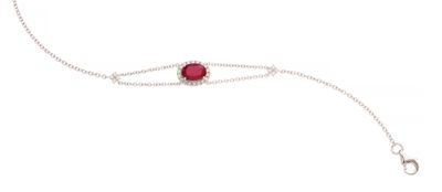 un gros plan d'un bracelet orné d'une pierre rouge