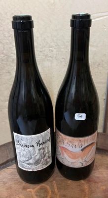 deux bouteilles de vin posées sur un tonneau en bois