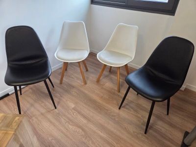 trois chaises disposées en cercle dans une pièce