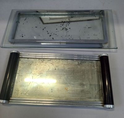 . Vers 1930 un PLATEAU en métal et bois à fond de miroir les…