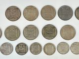 gros plan d'un paquet de pièces de monnaie sur une surface blanche
