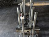 une étagère métallique sur laquelle est fixé un porte-bouteilles