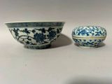 paire de bols en porcelaine chinoise bleue et blanche avec couvercle