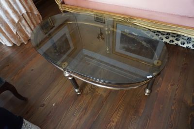 une table en verre surmontée d'un cadre doré