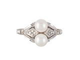 une image d'une bague en perles et diamants sur fond blanc
