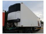 un camion garé sur le parking