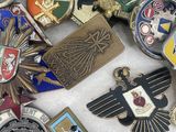 a lot of badges that are laying on a table