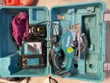 une boîte à outils bleue avec des outils sur le sol