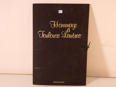 un livre noir posé sur une table à côté d'un mur blanc
