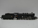 un train noir sur les rails, sur un fond blanc
