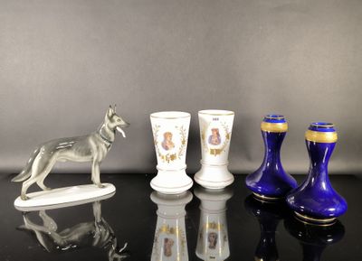 trois vases et une figurine représentant un chien posés sur une table