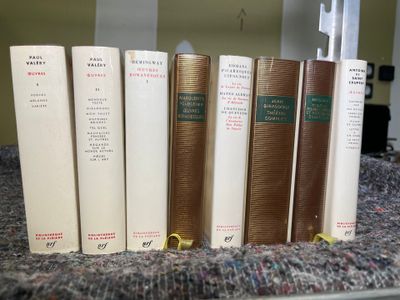 plusieurs livres sont alignés sur une table