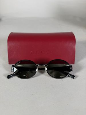 une paire de lunettes de soleil posée sur un étui rouge