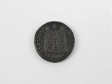 une vieille pièce de monnaie percée d'un petit trou au milieu